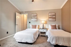 3 bedrooms, in-room safe, desk, iron/ironing board