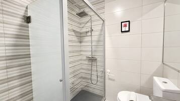 Ducha, secador de pelo y toallas