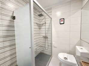 Dusche, Haartrockner, Handtücher