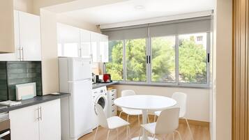 Frigorífico, microondas, horno y placa de cocina