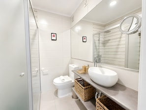 Chuveiro, secador de cabelo, toalhas de banho 