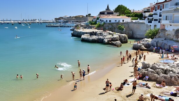 A coastal town with a marina, sandy beach, and historic buildings. - Lovely & Comfy 3 – Apartment near the beach in Estoril for up to 4 guests (Estoril)