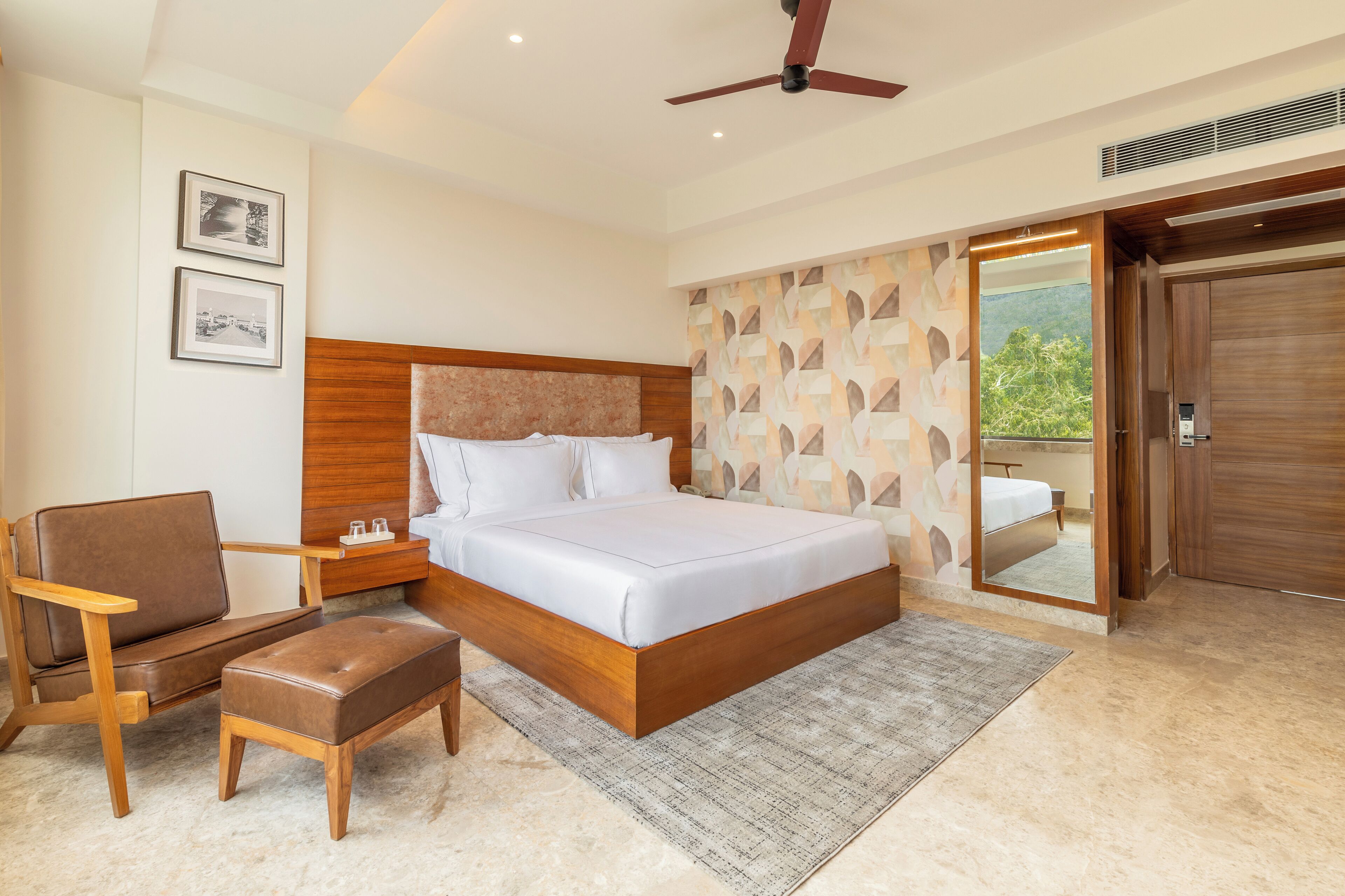 Rom – classic | Minibar, safe på rommet, skrivebord og skrivebord for bærbar PC