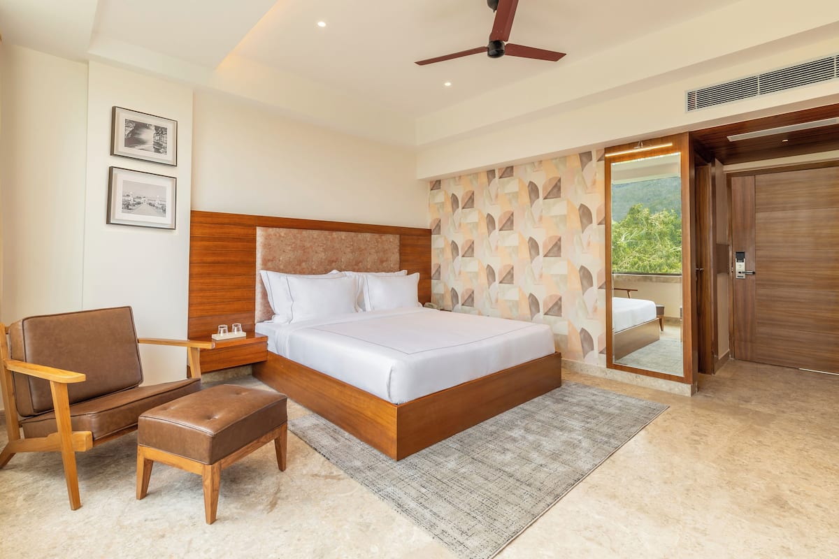 Rom – classic | Minibar, safe på rommet, skrivebord og skrivebord for bærbar PC