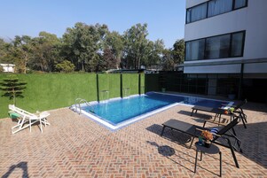 Una piscina al aire libre