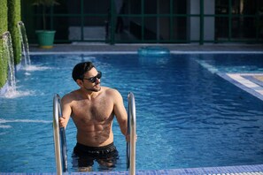 Outdoor pool - The Prominence Hotel (Dehradun)