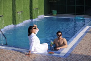 Outdoor pool - The Prominence Hotel (Dehradun)