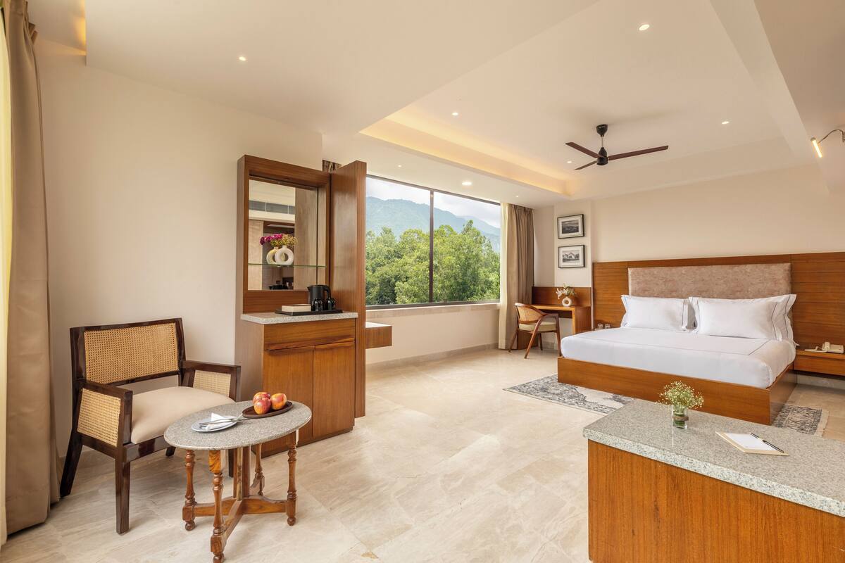 Suite junior, 1 cama Queen size, para no fumadores, vista a la colina | Minibar, caja de seguridad en la habitación y escritorio