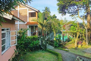 Garden - Capital O 92836 Villa Kampoeng Katineung (Cipanas)