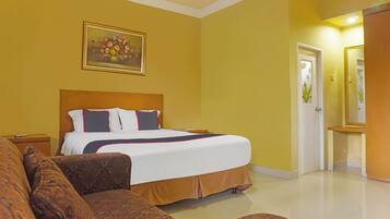 Deluxe Double Room | Desk, bed sheets