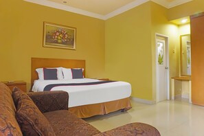 Escritorio y ropa de cama 