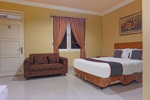 Luxury Double Room | Desk, bed sheets - Capital O 92836 Villa Kampoeng Katineung (Cipanas)