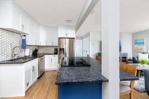 冰箱、微波炉、烤箱、炉灶