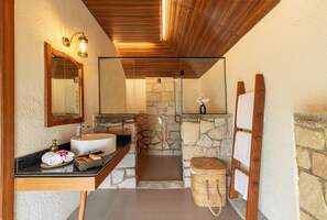 Chambre Club | Salle de bain | Douche, articles de toilette gratuits, chaussons, serviettes fournies