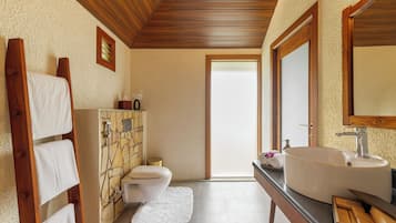 總統客房 | 浴室 | 淋浴設備、免費梳洗用品、拖鞋、提供毛巾