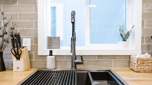 コーヒー / ティーメーカー、冷蔵庫、電子レンジ、オーブン