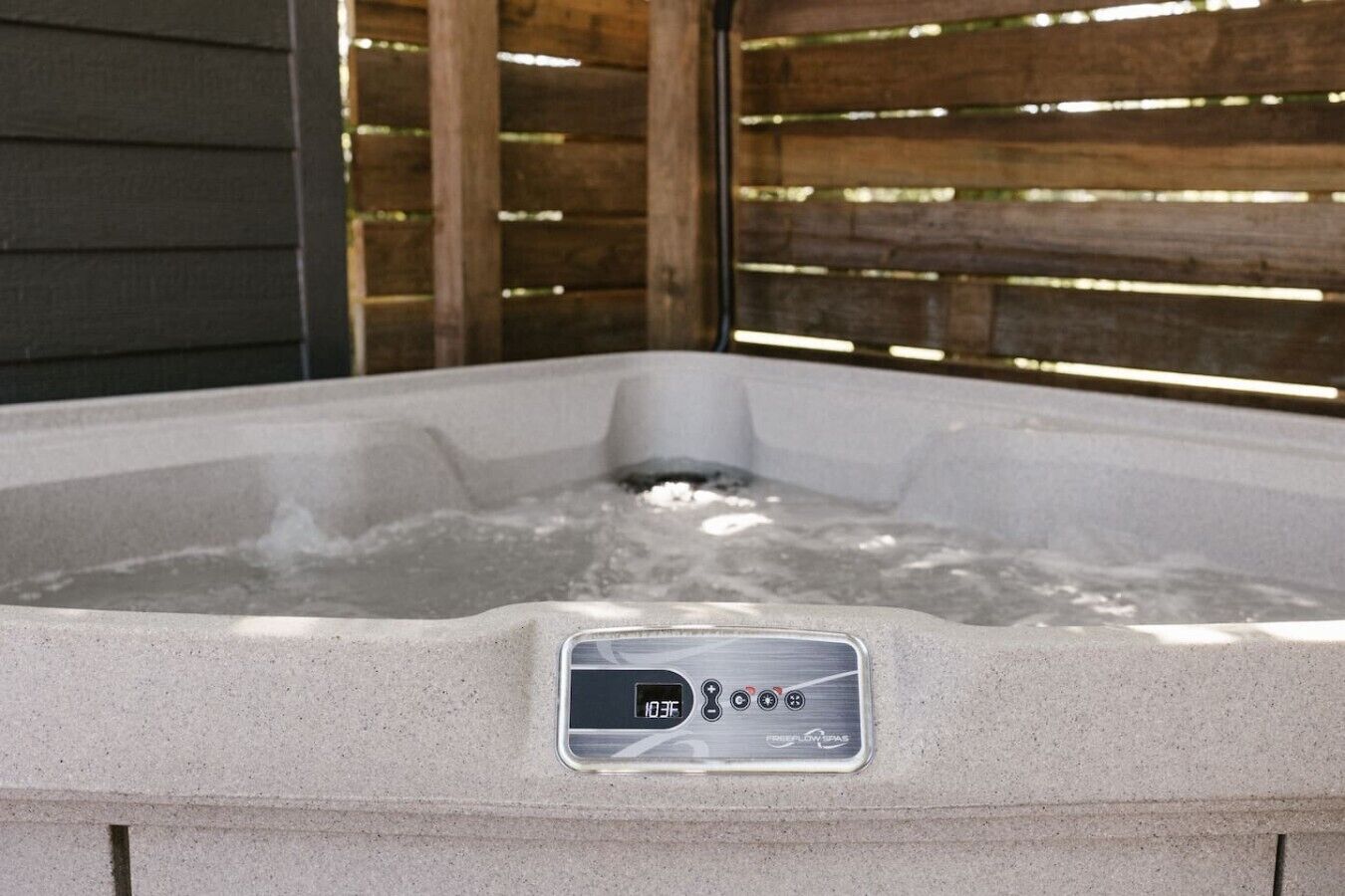 Un jacuzzi con panel de control que muestra la hora y la temperatura.