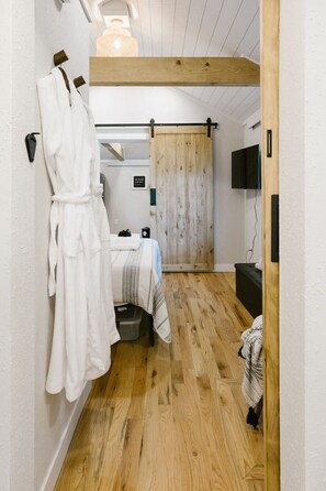 1 bedroom, desk, iron/ironing board, travel cot - Beautiful Getaway with Hot Tub (Spearfish)