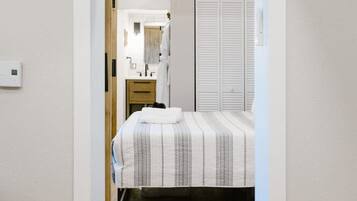 1 chambre, bureau, fer et planche à repasser, lit parapluie