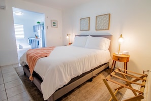 1 bedroom, desk, WiFi, bed sheets - Quiet cozy 1 bedroom 1 bathroom just 2 blocks from beautiful beaches! (Arecibo)