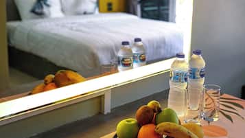 迷你吧、免费 WiFi、床单