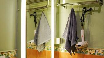 Dusche, Regendusche, Haartrockner, HandtĂŒcher