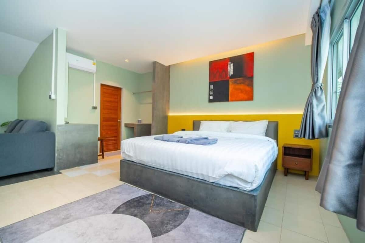 Minibar, free WiFi, bed sheets