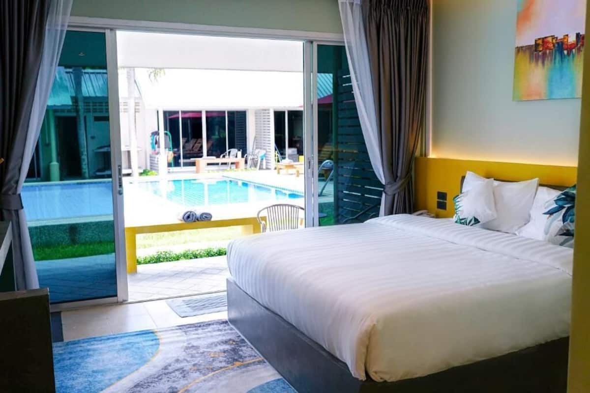 Minibar, free WiFi, bed sheets