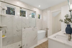 Bathtub, hair dryer, towels - Santa Rosa Beach|Heated Pool|Pet Friendly|Hot Tub|Boat Parking (Santa Rosa Beach)