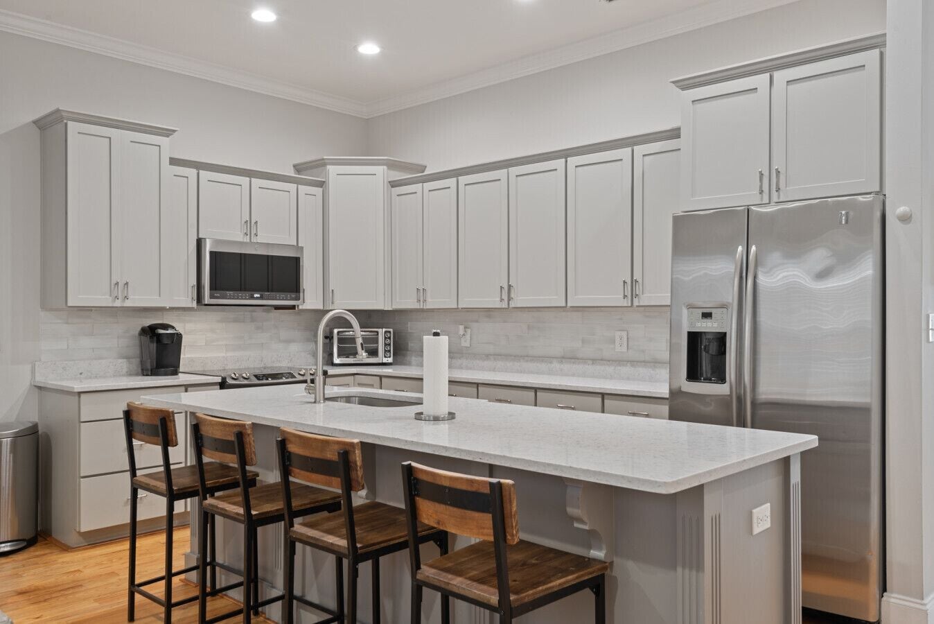 Réfrigérateur, four à micro-ondes, un four, surface de cuisson