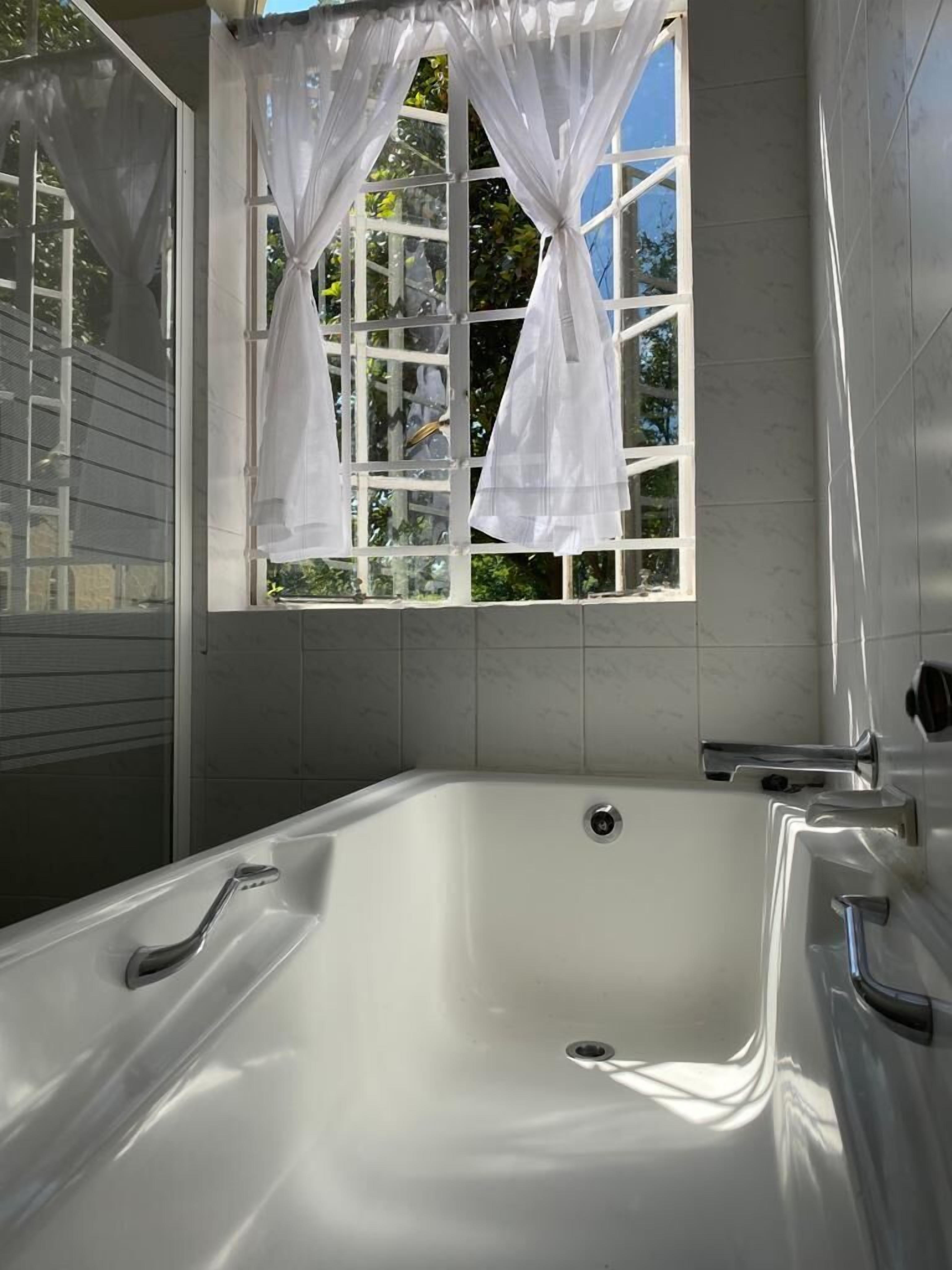 Kamar Eksekutif | Kamar mandi | Bathtub dan shower terpisah dan handuk