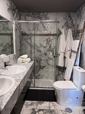 Signatur-dobbeltværelse | Badeværelse | Hårtørrer, håndklæder