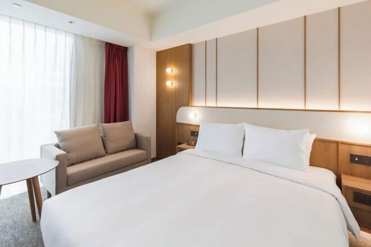 Free minibar, in-room safe, desk, blackout curtains