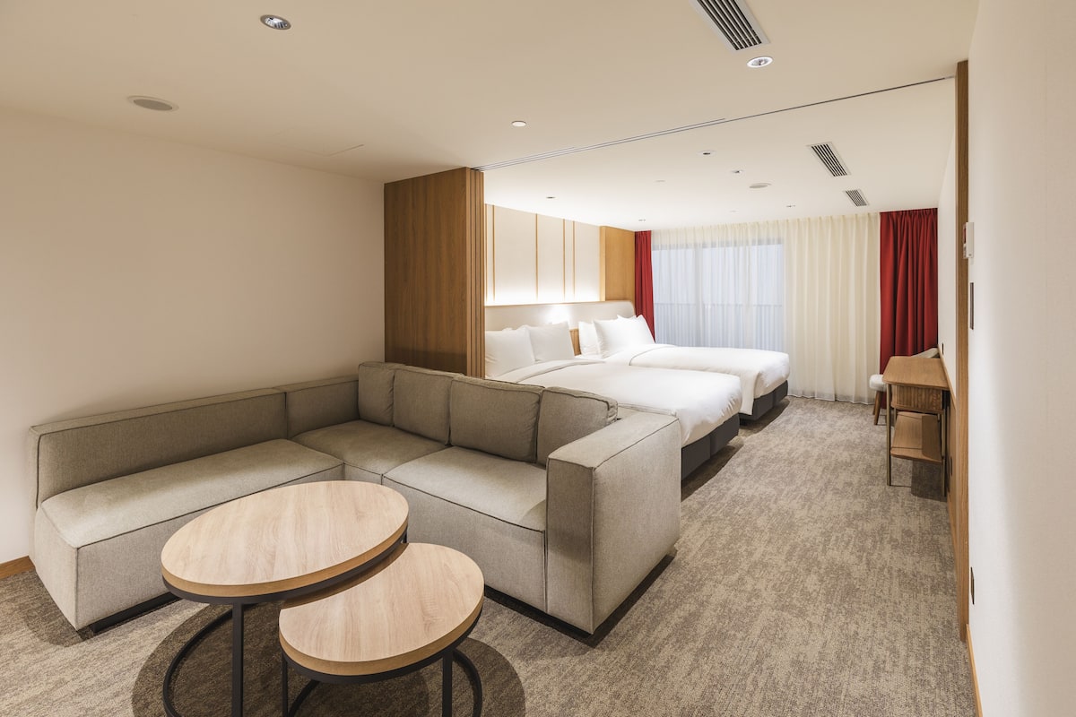 Habitación cuádruple exclusiva | Artículos del minibar gratis y caja de seguridad en la habitación