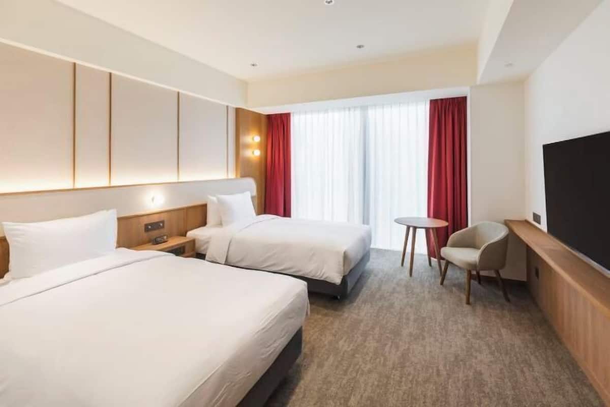 Artículos del minibar gratis y caja de seguridad en la habitación