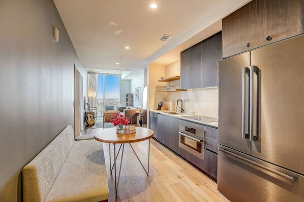 ثلاجة، ميكروويف، فرن، موقد طهي مسطح