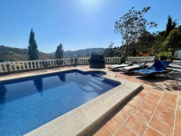 A swimming pool with a view of hills, a barbecue area, and lounge chairs. - Villa with 3 bedrooms and 4 bathrooms and big private swimming pool (Cómpeta)