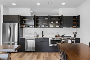 Refrigerador, microondas, horno, placa de cocina
