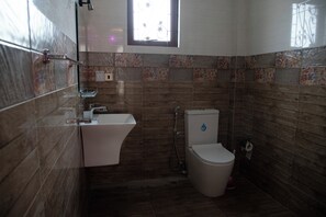 Ein Badezimmer mit Dusche, Toilette und Waschbecken.