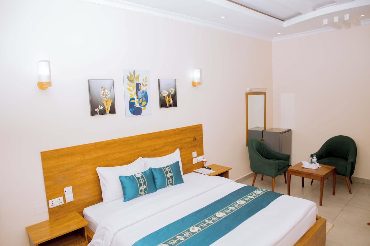 Classic Double Room | In-room safe, desk, iron/ironing board, free WiFi