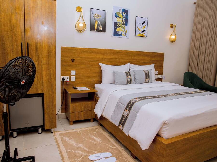 Standard Single Room | Bathroom | Separate bathtub and shower, free toiletries, hair dryer, bathrobes