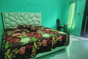 Habitación doble | Espacio para trabajar con laptop, wifi gratis y ropa de cama