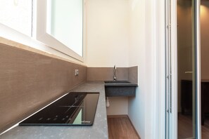 Secadora de cabello, bidet, toallas, jabón 