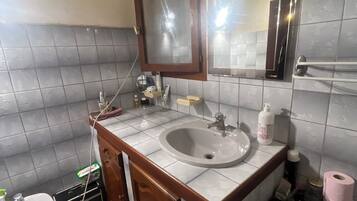 Douche, sĂšche-cheveux, bidet, savon