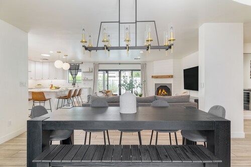 Backyard Pool, PuttingGreen, Playground | Modern 5BDR | White Agate by AvantStay