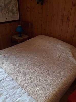 3 slaapkamers, een strijkplank/strijkijzer, gratis wifi, beddengoed