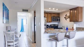 Een magnetron, een oven, een koffiezetapparaat/waterkoker