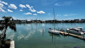 Un port de plaisance avec des bateaux amarrés, une eau calme et un ciel dégagé.