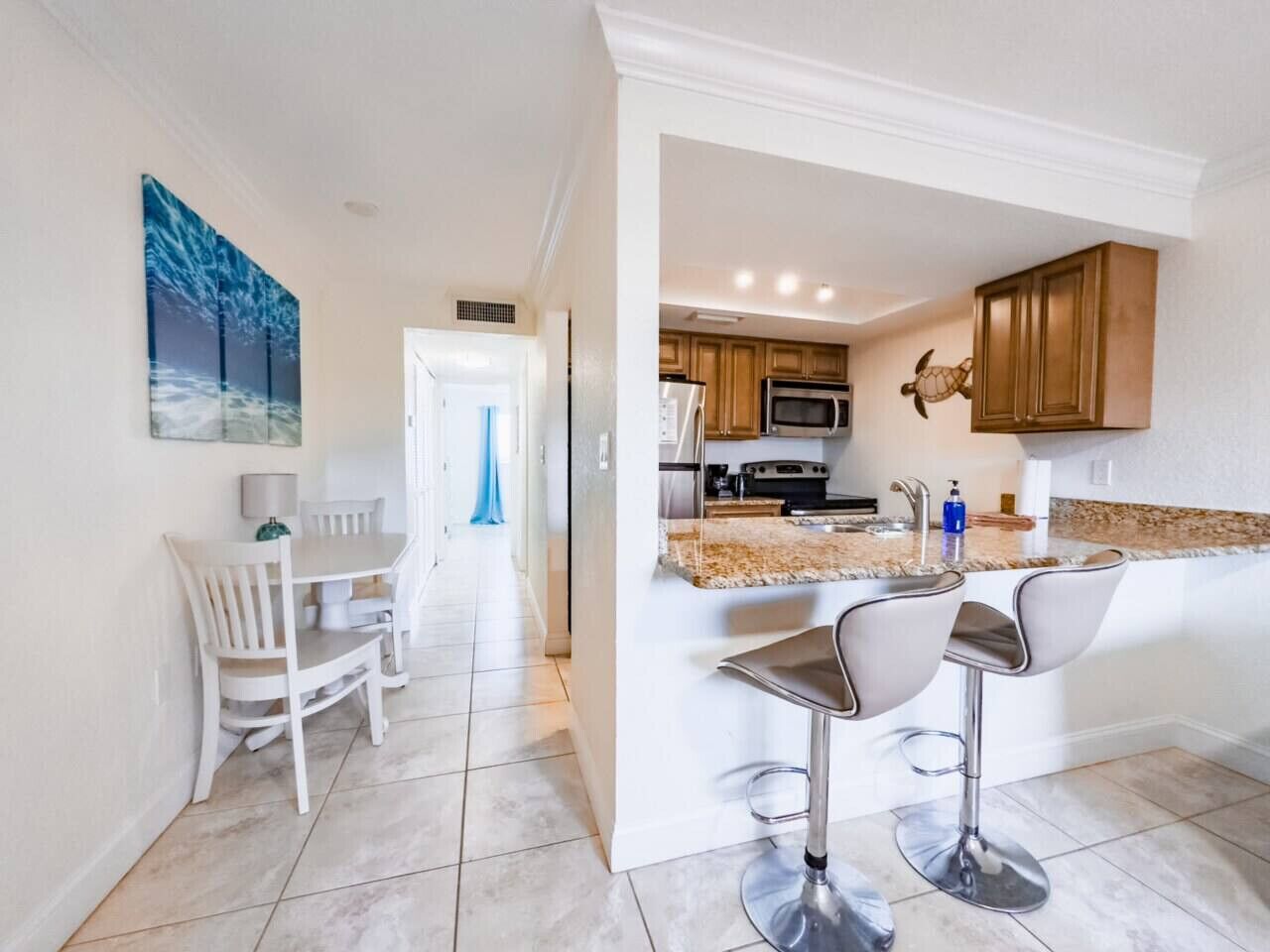 Een magnetron, een oven, een koffiezetapparaat/waterkoker