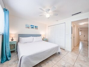 1 habitación, escritorio, tabla de planchar con plancha y cuna de viaje 